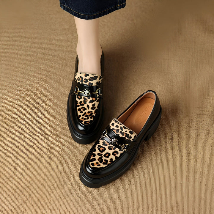 Mocassins femme en cuir noir avec motif léopard et boucle dorée, tendance et élégants. Chaussures plates pour un look chic et confortable., 45286649594037,45286649626805,45286649659573,45286649692341,45286649725109