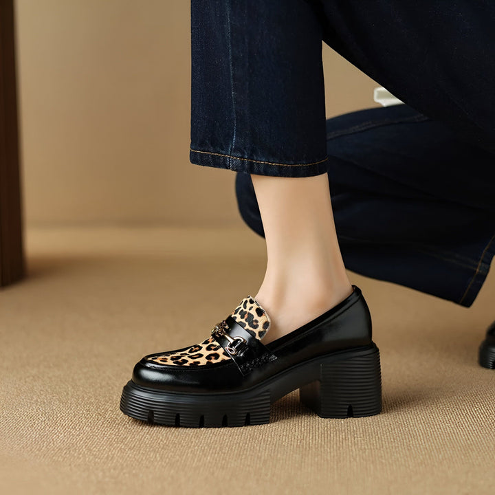 Mocassin à plateforme noir et imprimé léopard porté avec un jean bleu foncé. Chaussure élégante avec une semelle épaisse., 45286649594037,45286649626805,45286649659573,45286649692341,45286649725109