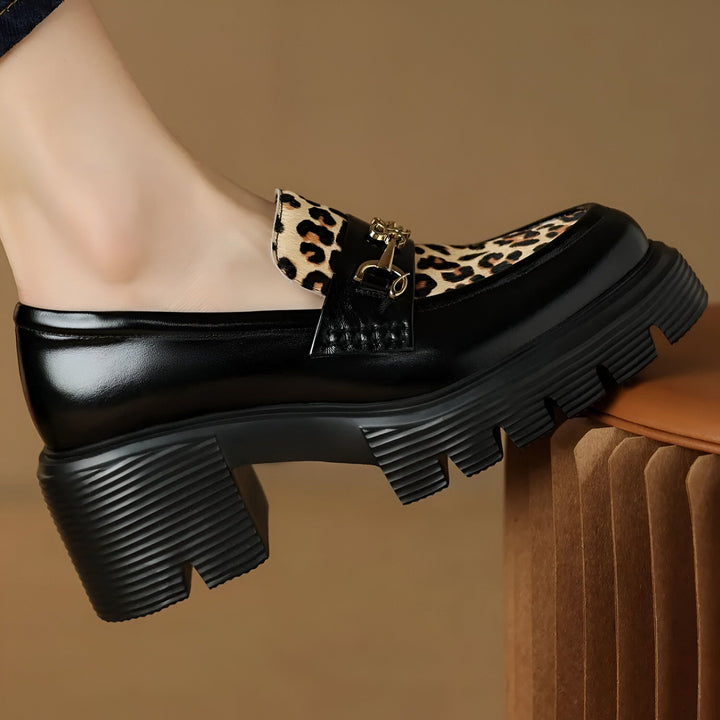 Mocassin noir à semelle compensée, orné d'un motif léopard et d'une boucle dorée. Chaussure élégante et tendance, idéale pour un look audacieux. Style unique et confort assuré., 45286649594037,45286649626805,45286649659573,45286649692341,45286649725109