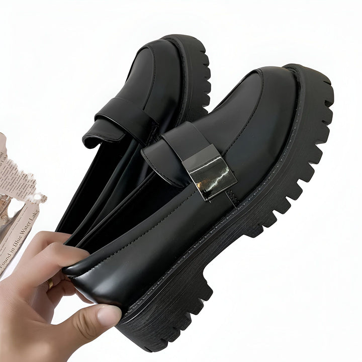Mocassins noirs à plateforme avec boucle argentée. Chaussures en cuir élégantes pour femmes, parfaites pour un look tendance et confortable. Mode automne-hiver avec semelle épaisse crantée. Accessoire de mode féminine., 45286939164853,45286939197621,45286939230389,45286939263157,45286939295925,45286939328693,45286939361461,45286939394229,45286939426997
