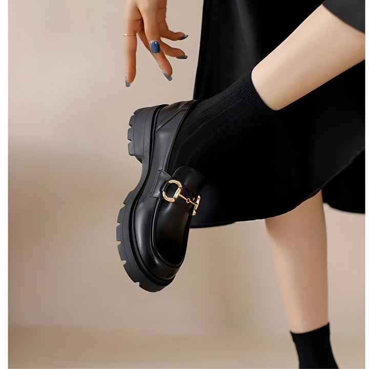 Mocassin noir à semelle compensée porté avec des chaussettes noires. Détail mors doré sur la chaussure. Mode femme, chaussures tendance., 45286717653173,45286717685941,45286717718709,45286717751477,45286717784245,45286717817013,45286717849781