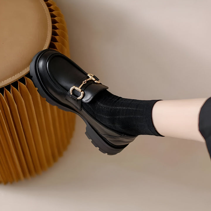 Mocassin noir en cuir avec boucle dorée, porté avec chaussettes noires. Chaussures de mode pour femme., 45286717653173,45286717685941,45286717718709,45286717751477,45286717784245,45286717817013,45286717849781