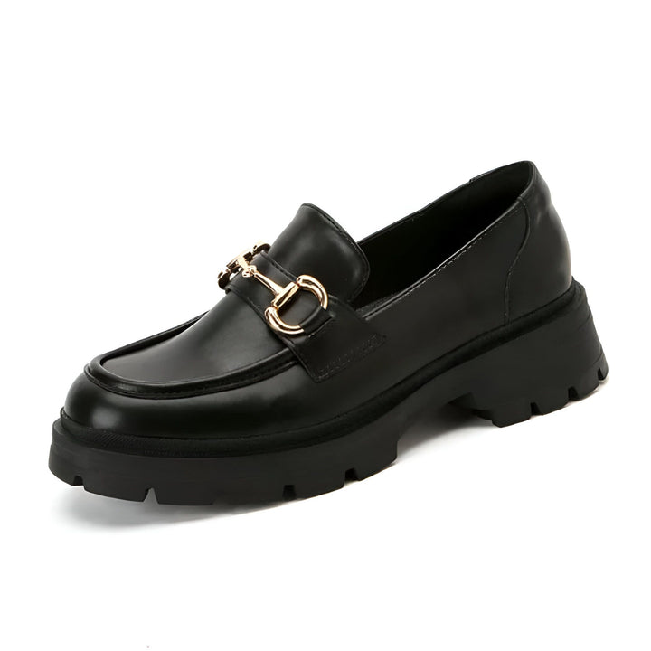 Mocassin noir avec une semelle épaisse et une boucle dorée. Chaussure pour femme, style décontracté et tendance. Idéal pour un look moderne et confortable., 45286717653173,45286717685941,45286717718709,45286717751477,45286717784245,45286717817013,45286717849781
