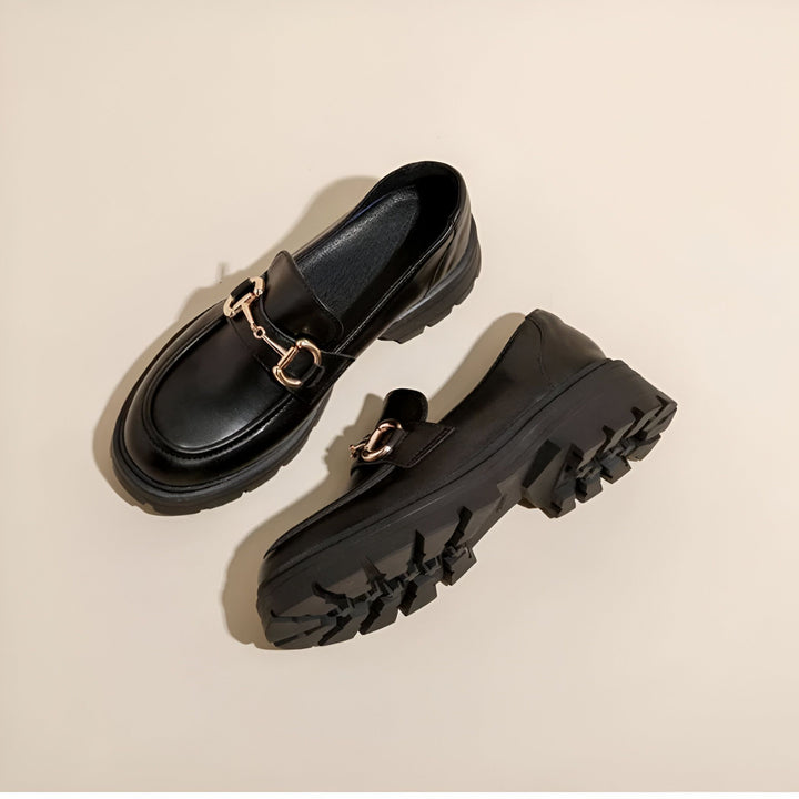 Paire de mocassins noirs à semelle épaisse et boucle dorée. Chaussures élégantes et modernes pour femmes., 45286717653173,45286717685941,45286717718709,45286717751477,45286717784245,45286717817013,45286717849781