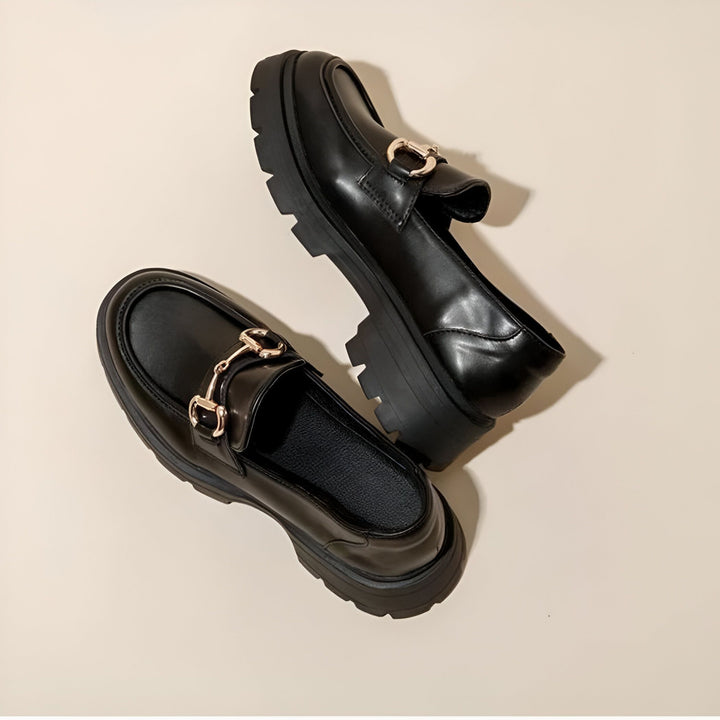 Vue rapprochée de deux mocassins noirs à semelle compensée, ornés d'une boucle dorée. Chaussures élégantes et confortables, parfaites pour un look tendance et décontracté., 45286717653173,45286717685941,45286717718709,45286717751477,45286717784245,45286717817013,45286717849781