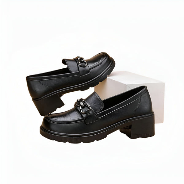 Mocassins noirs en cuir à talons épais pour femmes avec ornement métallique argenté. Chaussures élégantes et confortables, idéales pour un look décontracté chic., 45286687834293,45286687867061,45286687899829,45286687932597,45286687965365,45286687998133,45286688030901