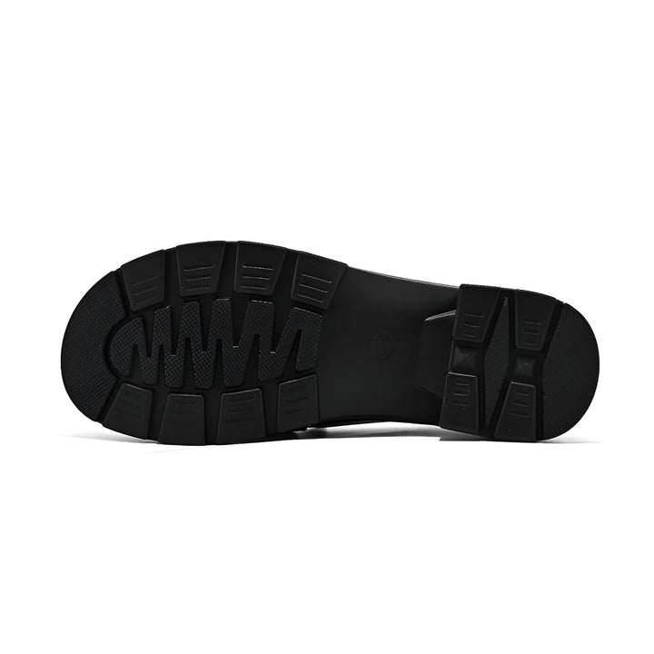 Semelle noire de chaussure ou botte, vue du dessous. La semelle présente des motifs texturés pour une meilleure adhérence., 45286687834293,45286687867061,45286687899829,45286687932597,45286687965365,45286687998133,45286688030901