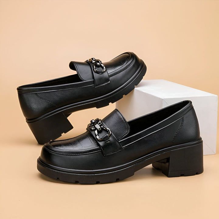 Mocassins noirs en cuir avec talons carrés et boucle métallique. Chaussures élégantes pour femme. Mode automne-hiver., 45286687834293,45286687867061,45286687899829,45286687932597,45286687965365,45286687998133,45286688030901