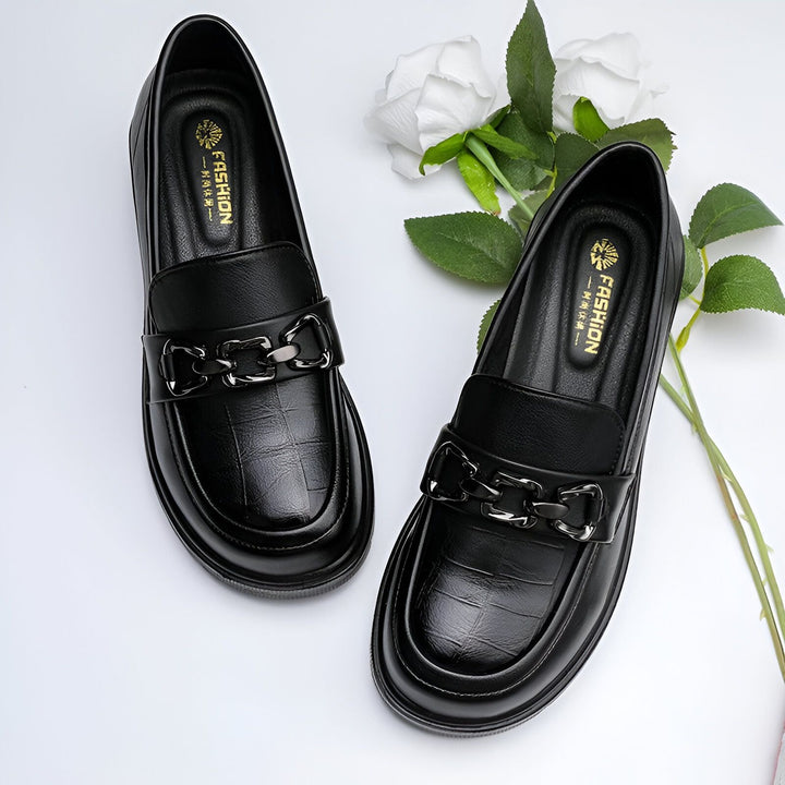 Mocassins noirs pour femmes, style classique avec détail de chaîne. Chaussures élégantes et confortables, parfaites pour toutes les occasions., 45286687834293,45286687867061,45286687899829,45286687932597,45286687965365,45286687998133,45286688030901