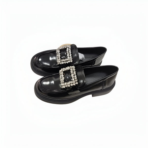 Deux mocassins noirs vernis avec une boucle ornée de strass. Chaussures élégantes et modernes pour femme., 45286637568181,45286637600949,45286637633717,45286637666485,45286637699253,45286637732021,45286637764789