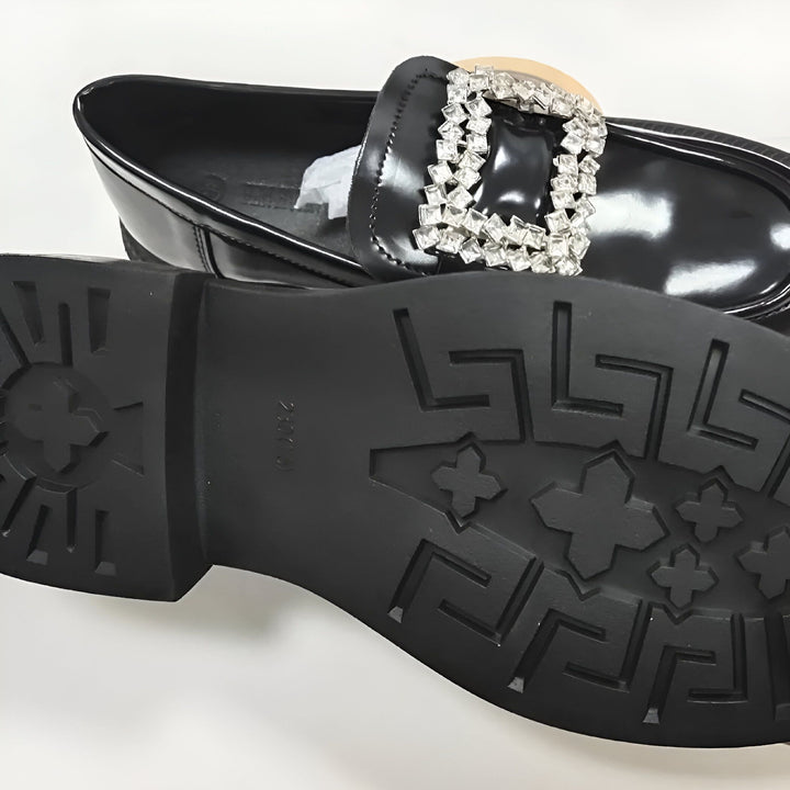 Mocassins noirs brillants avec boucle strass, détail de la semelle sculptée. Chaussures élégantes, tendance et confortables., 45286637568181,45286637600949,45286637633717,45286637666485,45286637699253,45286637732021,45286637764789