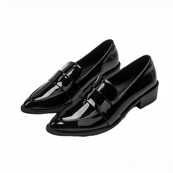 Paire de mocassins noirs vernis pour femmes, chaussures élégantes avec bride décorative et petit talon. Mode féminine, style classique et moderne., 45286720340149,45286720372917,45286720405685,45286720438453,45286720471221,45286720503989,45286720536757,45286720569525,45286720602293,45286720635061