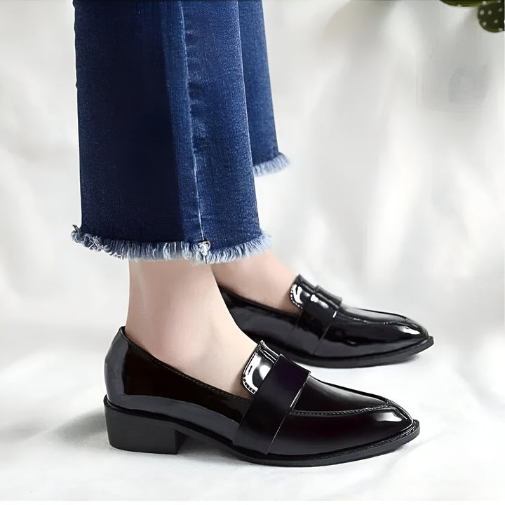 Gros plan sur des mocassins noirs vernis portés avec un jean bleu effiloché. Chaussures élégantes et confortables, parfaites pour un look décontracté chic., 45286720340149,45286720372917,45286720405685,45286720438453,45286720471221,45286720503989,45286720536757,45286720569525,45286720602293,45286720635061