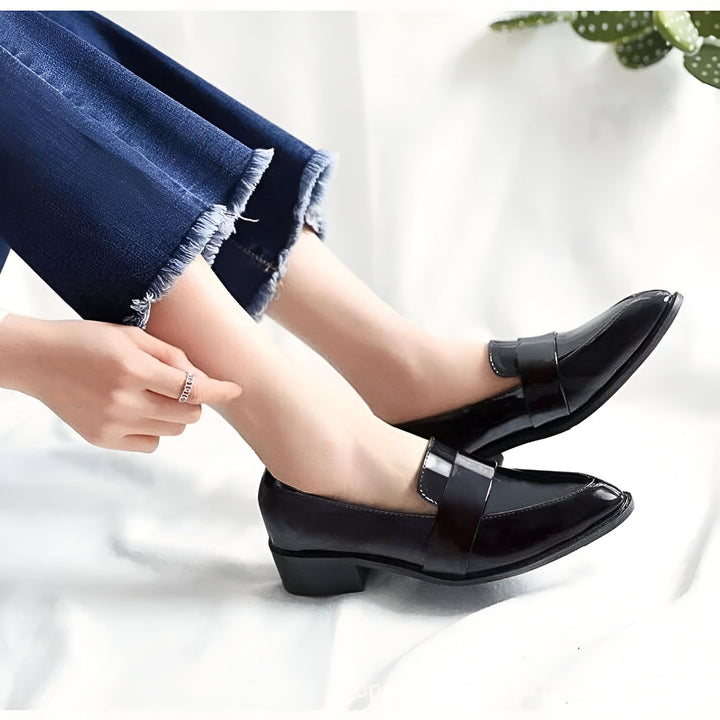 Gros plan sur une femme portant un jean effiloché et des mocassins noirs vernis. Chaussures élégantes, look décontracté-chic. Mode et style., 45286720340149,45286720372917,45286720405685,45286720438453,45286720471221,45286720503989,45286720536757,45286720569525,45286720602293,45286720635061