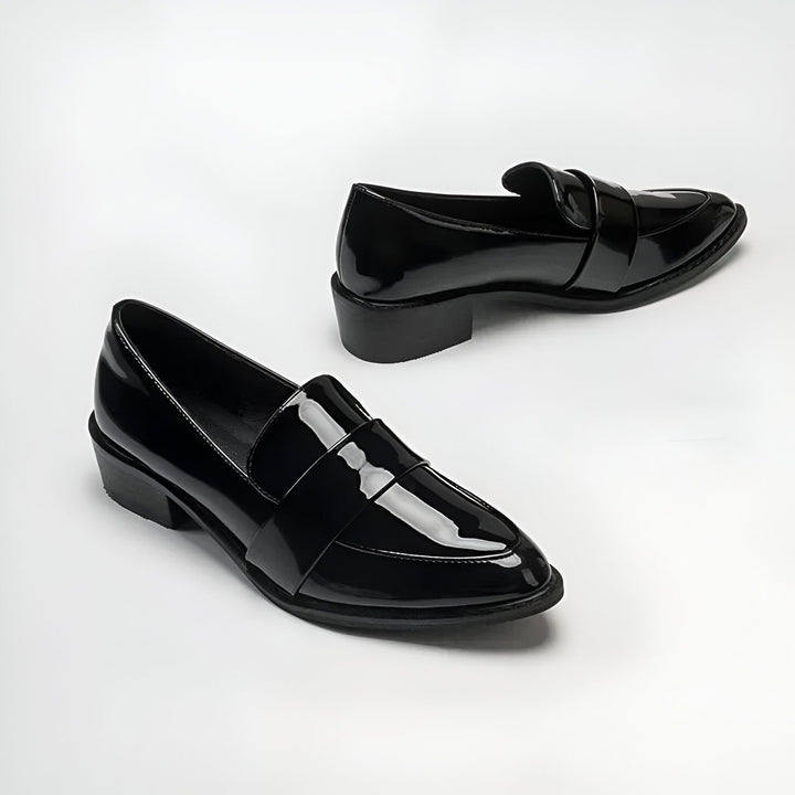 Deux mocassins noirs vernis à talon bas, élégants et modernes, sur fond blanc. Chaussures femme avec une bride., 45286720340149,45286720372917,45286720405685,45286720438453,45286720471221,45286720503989,45286720536757,45286720569525,45286720602293,45286720635061