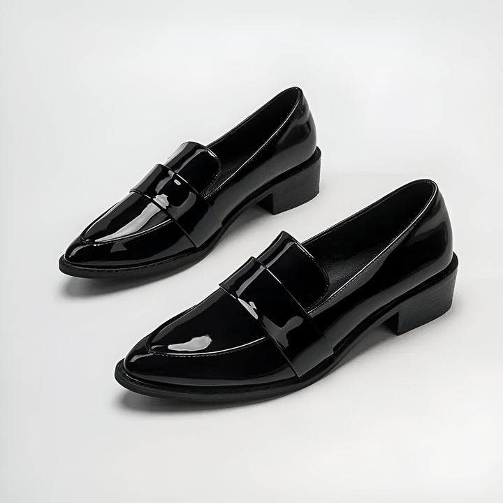 Paire d'élégants mocassins noirs vernis pour femmes, avec un talon bas carré et une bride classique sur le dessus. Chaussures de ville chics et confortables., 45286720340149,45286720372917,45286720405685,45286720438453,45286720471221,45286720503989,45286720536757,45286720569525,45286720602293,45286720635061