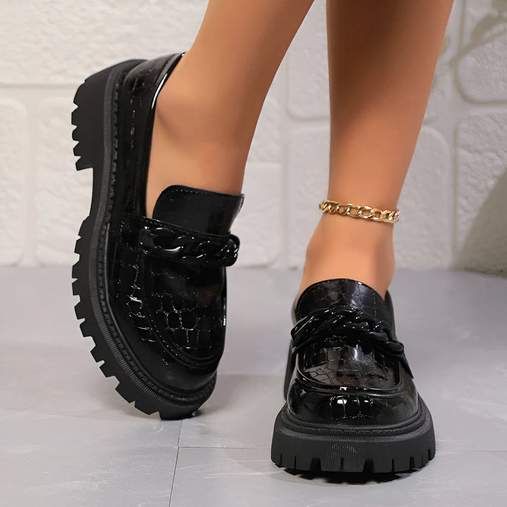 Mocassins noirs vernis à plateforme, ornés d'une chaîne décorative, portés avec une chaîne de cheville dorée. Chaussures élégantes et tendance., 45286688063669,45286688096437,45286688129205,45286688161973,45286688194741,45286688227509,45286688260277,45286688293045