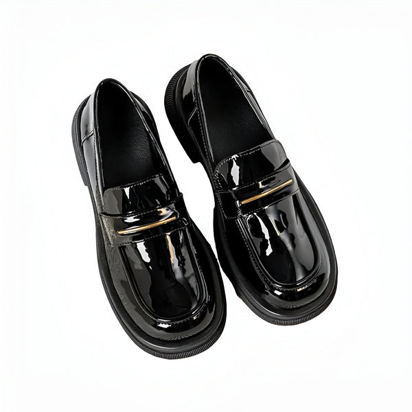 Vue rapprochée de deux mocassins noirs vernis avec une bride dorée. Chaussures élégantes et brillantes, parfaites pour une occasion spéciale. Mode, chaussures pour femmes, style., 45286714671285,45286714704053,45286714736821,45286714769589,45286714802357,45286714835125,45286714867893,45286714900661,45286714933429