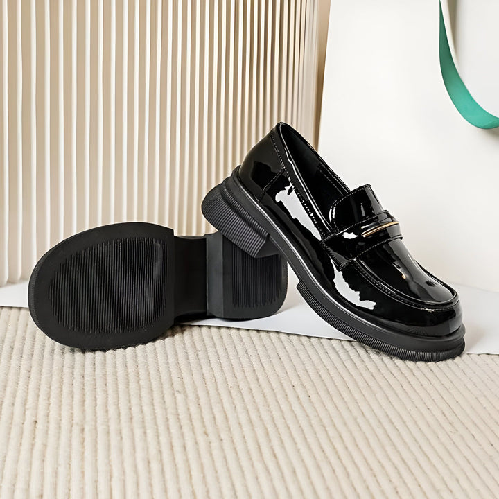 Mocassins noirs vernis à semelle épaisse. Chaussure élégante, tendance et brillante. Vue de la semelle texturée., 45286714671285,45286714704053,45286714736821,45286714769589,45286714802357,45286714835125,45286714867893,45286714900661,45286714933429