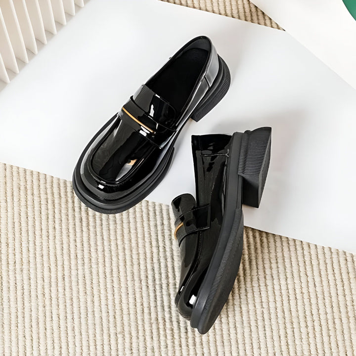 Mocassins noirs vernis élégants. Chaussures à semelle épaisse, parfaites pour un look chic et confortable. Détail de bride avec accent doré. Accessoire de mode tendance., 45286714671285,45286714704053,45286714736821,45286714769589,45286714802357,45286714835125,45286714867893,45286714900661,45286714933429