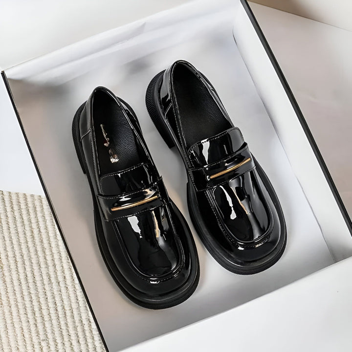 Mocassins vernis noirs pour femmes dans une boîte à chaussures blanche. Chaussures élégantes avec détails dorés et semelles épaisses. Mode, chaussures, style., 45286714671285,45286714704053,45286714736821,45286714769589,45286714802357,45286714835125,45286714867893,45286714900661,45286714933429