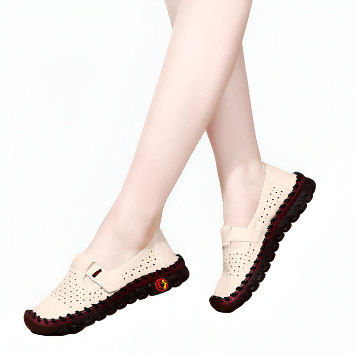 Chaussures d'été beiges perforées pour femmes, portées, avec semelles rouges et fermeture à scratch. Mode décontractée et confort., 45286742589621,45286742622389,45286742655157,45286742687925,45286742720693,45286742753461,45286742786229,45286742818997,45286742851765,45286742884533,45286742917301,45286742950069,45286742982837,45286743015605,45286743048373,45286743081141,45286743113909,45286743146677,45286743179445,45286743212213,45286743244981,45286743277749,45286743310517,45286743343285