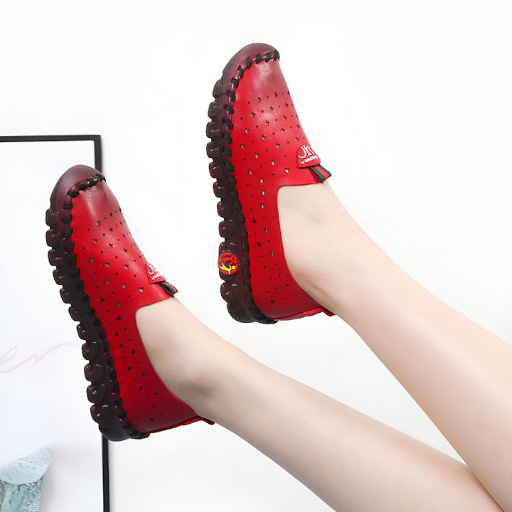 Image de deux chaussures décontractées rouges en cuir, portées aux pieds. Chaussures confortables avec semelle marron., 45286742589621,45286742622389,45286742655157,45286742687925,45286742720693,45286742753461,45286742786229,45286742818997,45286742851765,45286742884533,45286742917301,45286742950069,45286742982837,45286743015605,45286743048373,45286743081141,45286743113909,45286743146677,45286743179445,45286743212213,45286743244981,45286743277749,45286743310517,45286743343285