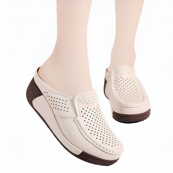 Chaussures ouvertes en cuir beige à plateforme marron avec des perforations pour la ventilation, portées par un mannequin sur fond blanc., 45286790791349,45286790824117,45286790856885,45286790889653,45286790922421,45286790955189,45286790987957,45286791020725,45286791053493,45286791086261,45286791119029,45286791151797,45286791184565,45286791217333,45286791250101,45286791282869,45286791315637,45286791348405,45286791381173,45286791413941,45286791446709,45286791479477,45286791512245,45286791545013,452867915
