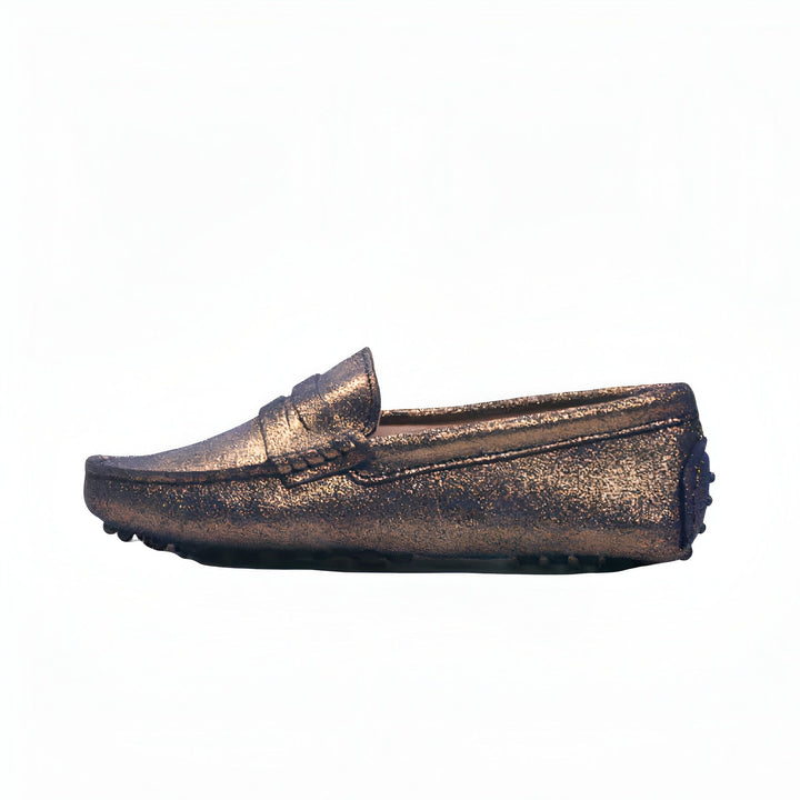 Mocassin en cuir doré texturé sur fond blanc. Chaussure plate élégante avec détails soignés et semelle à picots. Idéal pour un look chic et confortable., 45287149109429,45287149142197,45287149174965,45287149207733,45287149240501,45287149273269,45287149306037,45287149338805,45287149371573,45287149404341,45287149437109,45287149469877,45287149502645,45287149535413,45287149568181,45287149600949,45287149633717,45287149666485,45287149699253,45287149732021,45287149764789,45287149797557,45287149830325,452