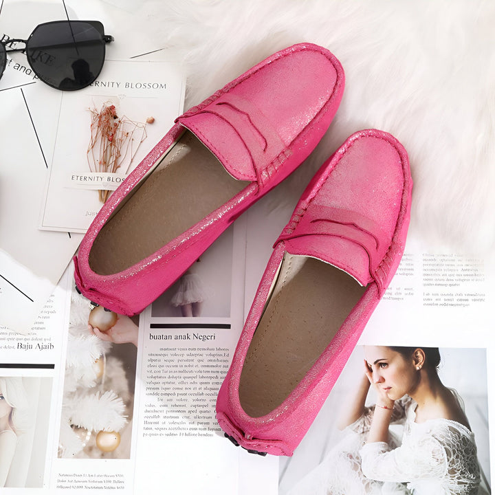 Mocassins roses brillants pour femme, posés sur un magazine de mode et des lunettes de soleil. Chaussures élégantes et confortables., 45287149109429,45287149142197,45287149174965,45287149207733,45287149240501,45287149273269,45287149306037,45287149338805,45287149371573,45287149404341,45287149437109,45287149469877,45287149502645,45287149535413,45287149568181,45287149600949,45287149633717,45287149666485,45287149699253,45287149732021,45287149764789,45287149797557,45287149830325,45287149863093,4528714989586