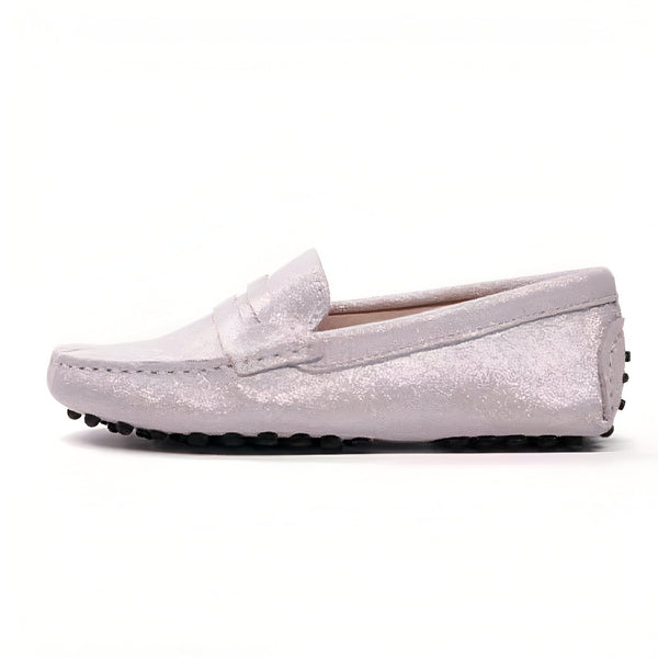 Mocassin femme argenté en cuir, vue latérale. Chaussure décontractée élégante avec semelle à picots noirs, idéale pour un look chic et confortable. Mode féminine, souliers en cuir., 45287149109429,45287149142197,45287149174965,45287149207733,45287149240501,45287149273269,45287149306037,45287149338805,45287149371573,45287149404341,45287149437109,45287149469877,45287149502645,45287149535413,45287149568181,45287149600949,45287149633717,45287149666485,45287149699253,45287149732021,45287149764789,4528