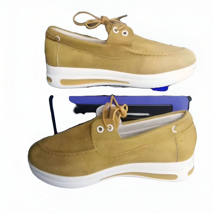 Deux mocassins en velours côtelé beige avec semelles blanches, lacets noués. Chaussures décontractées pour femmes, confort et style. Mode printemps-été., 45286963347637,45286963380405,45286963413173,45286963445941,45286963478709,45286963511477,45286963544245,45286963577013,45286963609781,45286963642549,45286963675317,45286963708085,45286963740853,45286963773621,45286963806389,45286963839157,45286963871925,45286963904693,45286963937461,45286963970229,45286964002997,45286964035765,45286964068533,4528