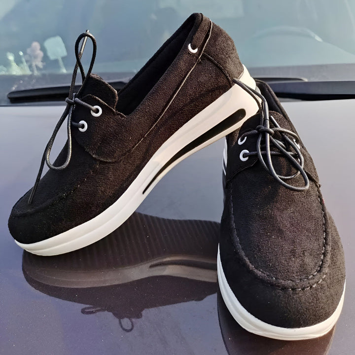 Chaussures bateau noires en daim avec semelle blanche épaisse. Lacet noir. Élégantes et confortables, parfaites pour une allure décontractée et chic. Mode masculine/féminine., 45286963347637,45286963380405,45286963413173,45286963445941,45286963478709,45286963511477,45286963544245,45286963577013,45286963609781,45286963642549,45286963675317,45286963708085,45286963740853,45286963773621,45286963806389,45286963839157,45286963871925,45286963904693,45286963937461,45286963970229,45286964002997,4528696403576