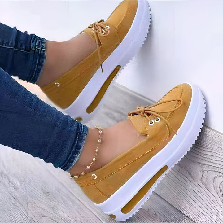 Image de chaussures bateau à plateforme pour femmes, couleur moutarde avec semelles blanches. Portées avec un jean bleu et une chaîne de cheville dorée, style décontracté et tendance., 45286963347637,45286963380405,45286963413173,45286963445941,45286963478709,45286963511477,45286963544245,45286963577013,45286963609781,45286963642549,45286963675317,45286963708085,45286963740853,45286963773621,45286963806389,45286963839157,45286963871925,45286963904693,45286963937461,45286963970229,45286964002997,4528