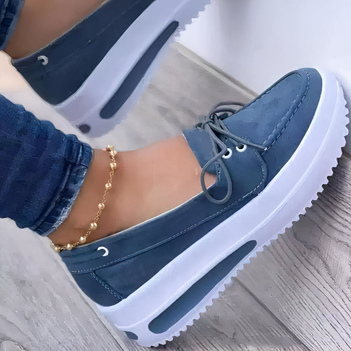 Chaussures bateau bleues à plateforme blanche, portées avec un jean et une chaîne de cheville dorée. Mode décontractée, style estival., 45286963347637,45286963380405,45286963413173,45286963445941,45286963478709,45286963511477,45286963544245,45286963577013,45286963609781,45286963642549,45286963675317,45286963708085,45286963740853,45286963773621,45286963806389,45286963839157,45286963871925,45286963904693,45286963937461,45286963970229,45286964002997,45286964035765,45286964068533,45286964101301,45286964