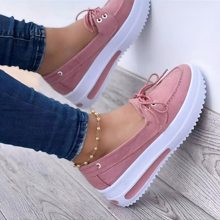 Chaussures bateau roses à semelles compensées blanches portées avec un jean et une chaîne de cheville dorée. Style décontracté et tendance., 45286963347637,45286963380405,45286963413173,45286963445941,45286963478709,45286963511477,45286963544245,45286963577013,45286963609781,45286963642549,45286963675317,45286963708085,45286963740853,45286963773621,45286963806389,45286963839157,45286963871925,45286963904693,45286963937461,45286963970229,45286964002997,45286964035765,45286964068533,45286964101301,45