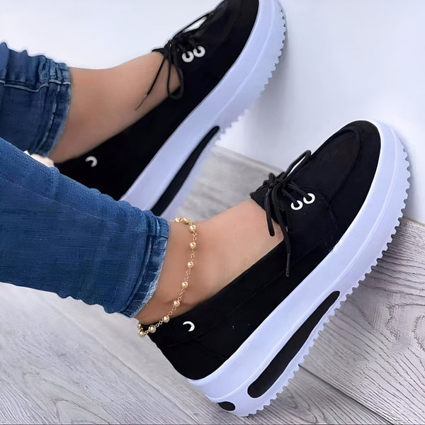 Gros plan de chaussures bateau noires à semelle compensée blanche, portées avec un jean et une chaîne de cheville dorée. Chaussures décontractées pour femmes., 45286963347637,45286963380405,45286963413173,45286963445941,45286963478709,45286963511477,45286963544245,45286963577013,45286963609781,45286963642549,45286963675317,45286963708085,45286963740853,45286963773621,45286963806389,45286963839157,45286963871925,45286963904693,45286963937461,45286963970229,45286964002997,45286964035765,4528696406853