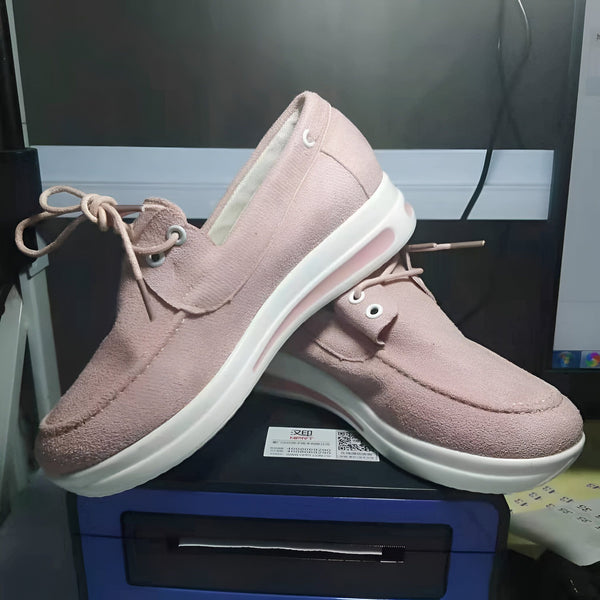 Deux mocassins roses avec semelles blanches, posés l'un sur l'autre sur une boîte bleue. Chaussures décontractées à lacets, style bateau, devant un écran d'ordinateur éteint., 45286963347637,45286963380405,45286963413173,45286963445941,45286963478709,45286963511477,45286963544245,45286963577013,45286963609781,45286963642549,45286963675317,45286963708085,45286963740853,45286963773621,45286963806389,45286963839157,45286963871925,45286963904693,45286963937461,45286963970229,45286964002997,452869640357
