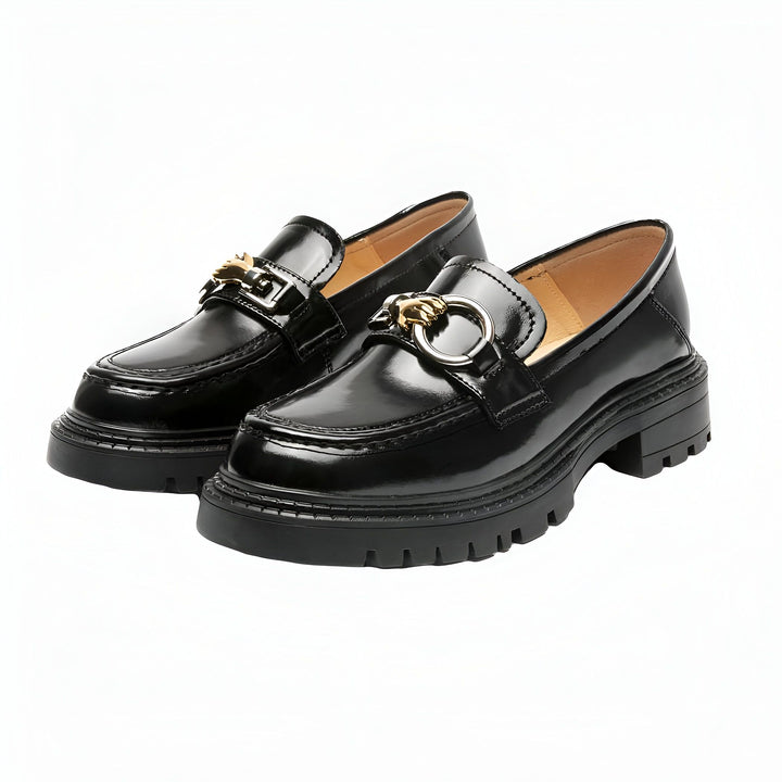 Mocassins noirs vernis avec détails dorés. Chaussures de ville élégantes avec semelle crantée. Mode automne-hiver, style preppy chic., 45287133577397,45287133610165,45287133642933,45287133675701,45287133708469,45287133741237,45287133774005,45287133806773,45287133839541,45287133872309,45287133905077,45287133937845,45287133970613,45287134003381,45287134036149,45287134068917,45287134101685,45287134134453