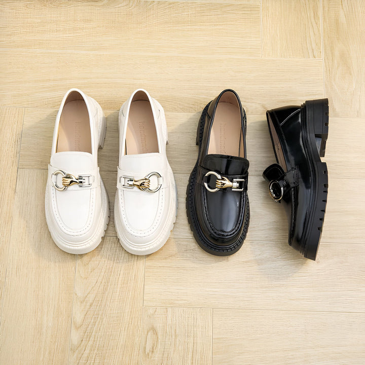 Vue rapprochée de quatre mocassins à plateforme, deux blancs et deux noirs, disposés sur un sol en bois clair. Les mocassins sont ornés de boucles décoratives dorées et argentées. Chaussures de mode pour femme., 45287133577397,45287133610165,45287133642933,45287133675701,45287133708469,45287133741237,45287133774005,45287133806773,45287133839541,45287133872309,45287133905077,45287133937845,45287133970613,45287134003381,45287134036149,45287134068917,45287134101685,45287134134453