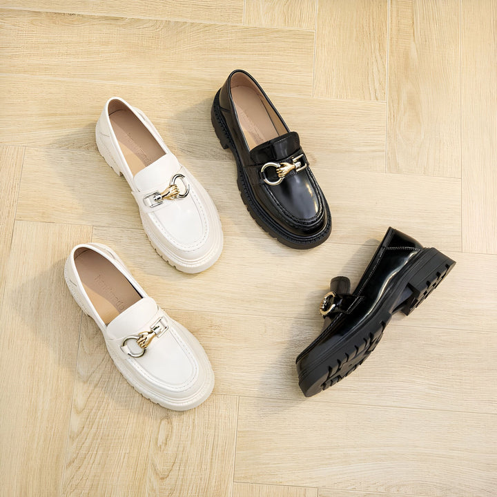 Mocassins tendance noirs et blancs avec boucle dorée, posés sur un sol en bois clair. Chaussures élégantes et confortables., 45287133577397,45287133610165,45287133642933,45287133675701,45287133708469,45287133741237,45287133774005,45287133806773,45287133839541,45287133872309,45287133905077,45287133937845,45287133970613,45287134003381,45287134036149,45287134068917,45287134101685,45287134134453