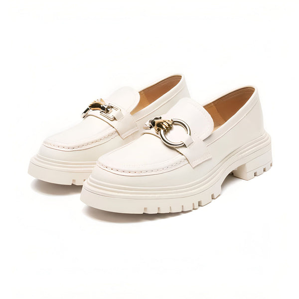 Mocassins pour femmes en cuir blanc avec semelles épaisses. Détail décoratif doré. Chaussures tendance et confortables., 45287133577397,45287133610165,45287133642933,45287133675701,45287133708469,45287133741237,45287133774005,45287133806773,45287133839541,45287133872309,45287133905077,45287133937845,45287133970613,45287134003381,45287134036149,45287134068917,45287134101685,45287134134453