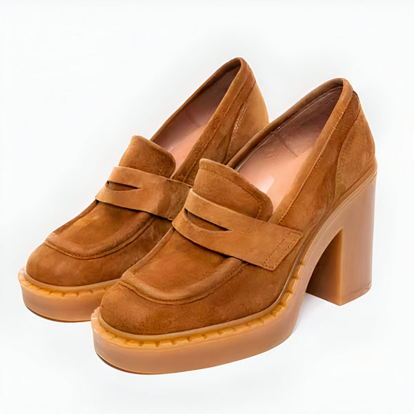 Mocassins à talons hauts marron en daim. Chaussures classiques pour femmes avec semelle plateforme et bride décorative. Mode féminine, chaussures élégantes et confortables., 45287055687861,45287055720629,45287055753397,45287055786165,45287055818933,45287055851701,45287055884469,45287055917237,45287055950005,45287055982773,45287056015541,45287056048309,45287056081077,45287056113845