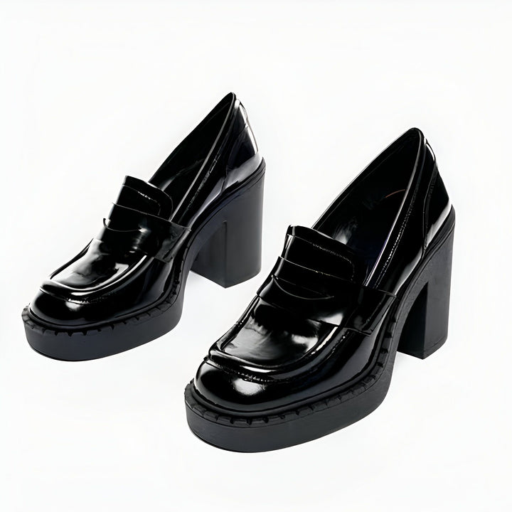 Deux mocassins noirs vernis à talons hauts épais sur fond blanc. Chaussures élégantes et modernes., 45287055687861,45287055720629,45287055753397,45287055786165,45287055818933,45287055851701,45287055884469,45287055917237,45287055950005,45287055982773,45287056015541,45287056048309,45287056081077,45287056113845