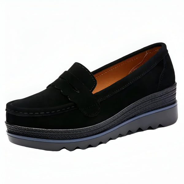 Mocassin noir en daim pour femmes, avec semelle compensée. Chaussure élégante et confortable pour toutes les occasions. Style classique avec une touche moderne., 45286944047285,45286944080053,45286944112821,45286944145589,45286944178357,45286944211125,45286944243893,45286944276661,45286944309429,45286944342197,45286944374965,45286944407733,45286944440501,45286944473269,45286944506037,45286944538805,45286944571573,45286944604341,45286944637109,45286944669877,45286944702645,45286944735413,45286944768181,