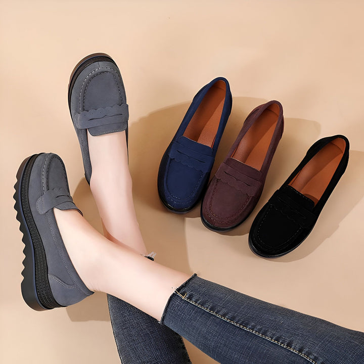 Mocassins pour femmes en daim de différentes couleurs (gris, bleu, bordeaux, noir) présentés avec une paire portée et des jeans sur un fond beige. Chaussures élégantes et confortables., 45286944047285,45286944080053,45286944112821,45286944145589,45286944178357,45286944211125,45286944243893,45286944276661,45286944309429,45286944342197,45286944374965,45286944407733,45286944440501,45286944473269,45286944506037,45286944538805,45286944571573,45286944604341,45286944637109,45286944669877,45286944702645,452