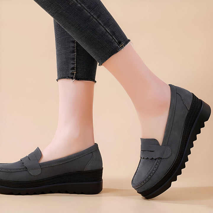 Gros plan de mocassins compensés gris portés avec un jean skinny gris sur fond beige., 45286944047285,45286944080053,45286944112821,45286944145589,45286944178357,45286944211125,45286944243893,45286944276661,45286944309429,45286944342197,45286944374965,45286944407733,45286944440501,45286944473269,45286944506037,45286944538805,45286944571573,45286944604341,45286944637109,45286944669877,45286944702645,45286944735413,45286944768181,45286944800949,45286944833717,45286944866485,45286944899253,45286944932021