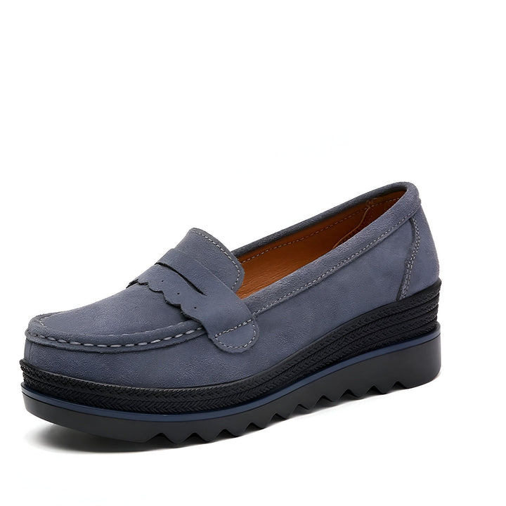 Mocassin compensé bleu en daim pour femme, style classique avec détails festonnés et coutures apparentes, idéal pour un look chic et confortable., 45286944047285,45286944080053,45286944112821,45286944145589,45286944178357,45286944211125,45286944243893,45286944276661,45286944309429,45286944342197,45286944374965,45286944407733,45286944440501,45286944473269,45286944506037,45286944538805,45286944571573,45286944604341,45286944637109,45286944669877,45286944702645,45286944735413,45286944768181,45286944800949