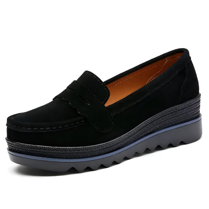 Mocassin noir en daim avec semelle compensée texturée. Chaussure élégante et confortable pour femme. Mode décontractée, style classique., 45286944047285,45286944080053,45286944112821,45286944145589,45286944178357,45286944211125,45286944243893,45286944276661,45286944309429,45286944342197,45286944374965,45286944407733,45286944440501,45286944473269,45286944506037,45286944538805,45286944571573,45286944604341,45286944637109,45286944669877,45286944702645,45286944735413,45286944768181,45286944800949,452869