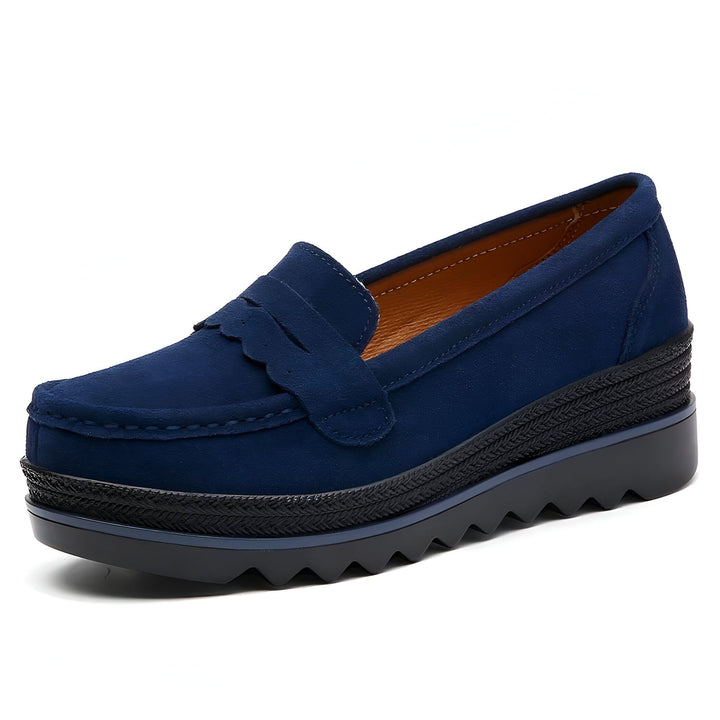 Mocassin bleu marine pour femme avec semelle compensée. Chaussure décontractée en daim avec détail festonné. Mode féminine confortable., 45286944047285,45286944080053,45286944112821,45286944145589,45286944178357,45286944211125,45286944243893,45286944276661,45286944309429,45286944342197,45286944374965,45286944407733,45286944440501,45286944473269,45286944506037,45286944538805,45286944571573,45286944604341,45286944637109,45286944669877,45286944702645,45286944735413,45286944768181,45286944800949,4528694